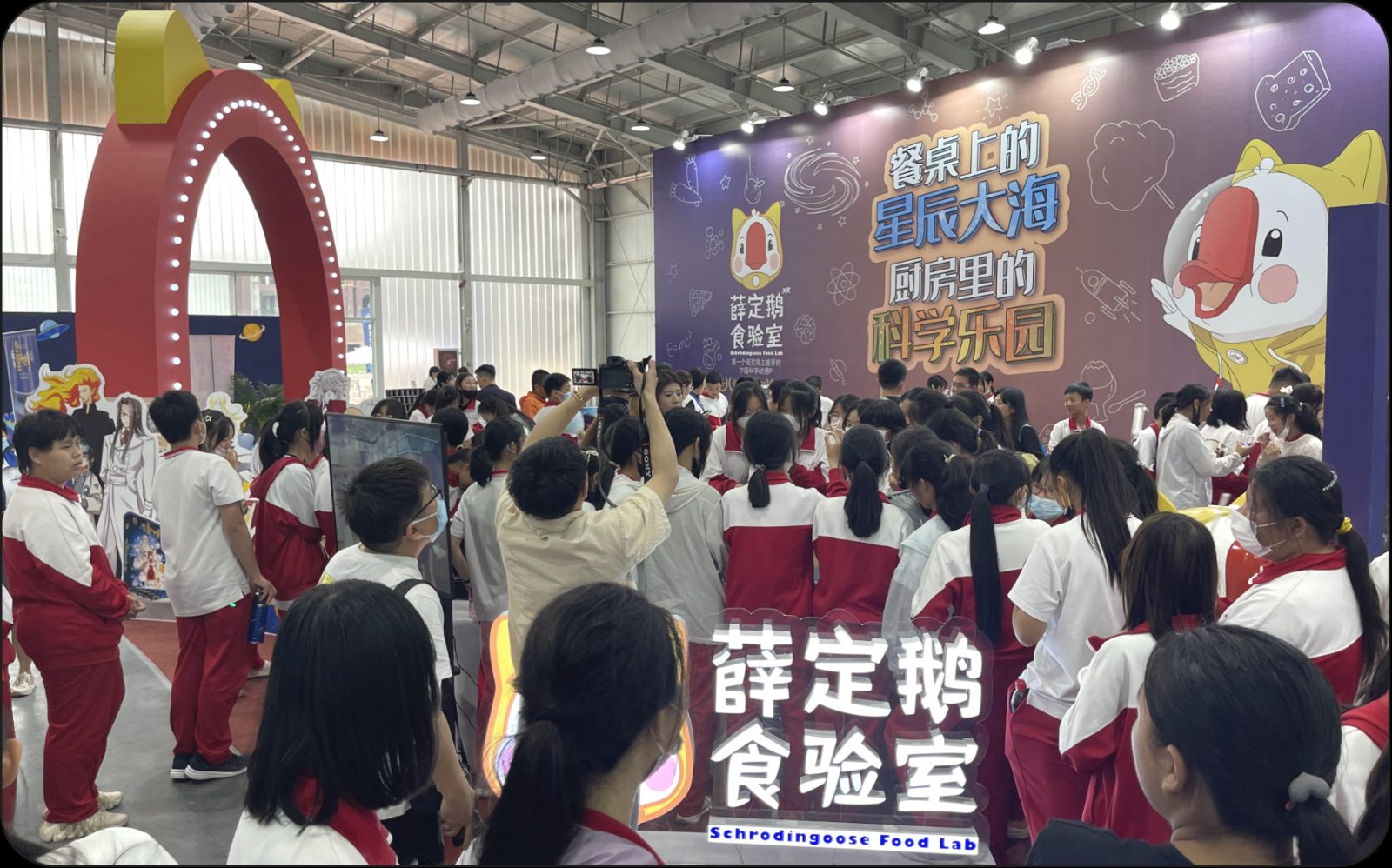 薛定鹅食验室在 2023 中国科幻大会现场：学生体验、月壤主题展台与央视等媒体报道